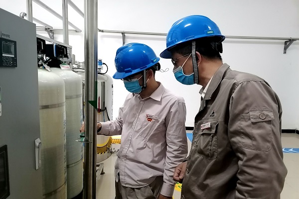 圖為技術人員現場講解游標卡尺的使用注意事項