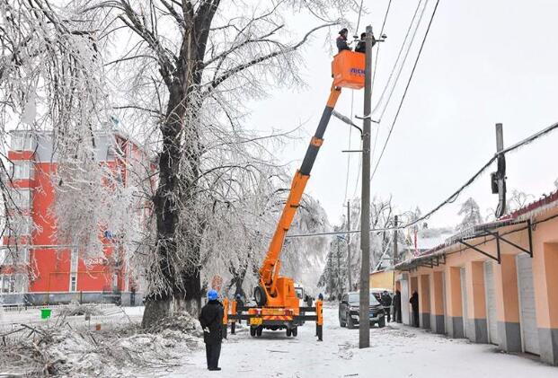 受強雨雪大風冰凍天氣影響,吉林延邊全力搶修供電線路