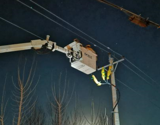 國網河北電力員工24小時待命保障春節供電