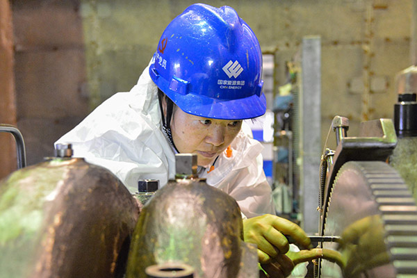 敬業奉獻的“大姐”班長——記國家能源集團雁石發電公司熱控班班長曾德彩