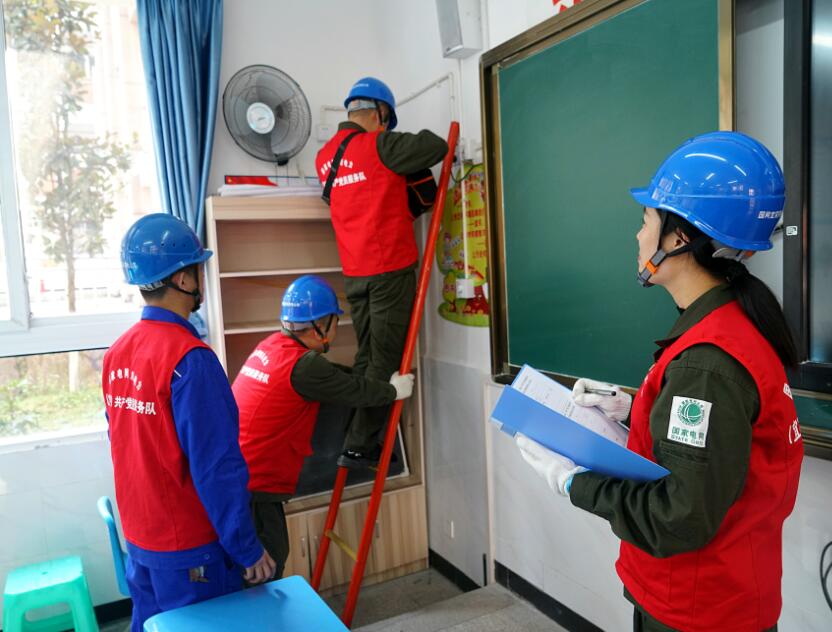 國網宜賓連心橋共產黨員服務隊:查隱患 保校園用電安全