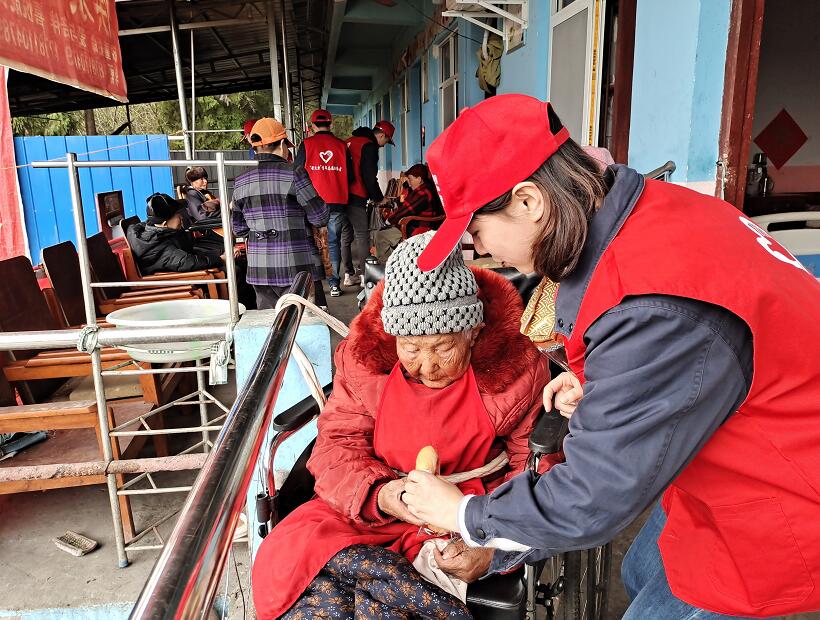 國(guó)網(wǎng)南充供電公司:青春雷鋒行點(diǎn)點(diǎn)螢火光