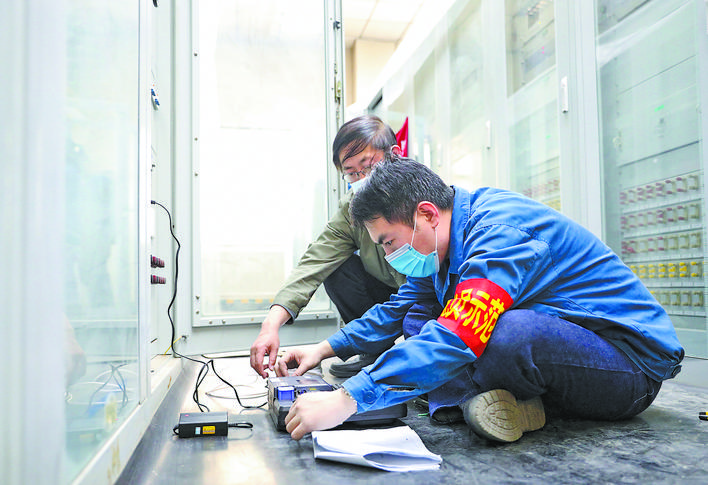 李飛:執著逐夢的繼電保護專家