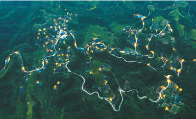 脫貧攻堅戰：太陽能路燈照亮小山村