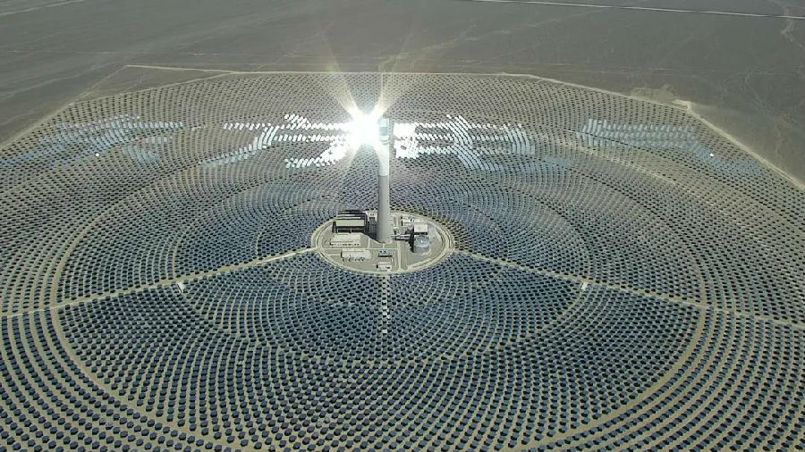 “超級鏡子”哈密50兆瓦塔式光熱發電站滿負荷運行