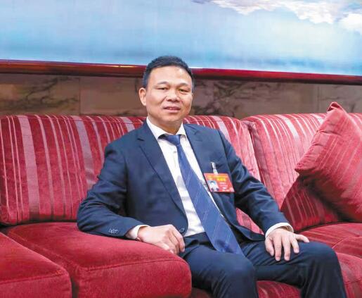 強(qiáng)電網(wǎng)優(yōu)服務(wù) 推動(dòng)城鄉(xiāng)一體化發(fā)展——訪全國(guó)人大代表、奧克斯集團(tuán)有限公司董事長(zhǎng)鄭堅(jiān)江