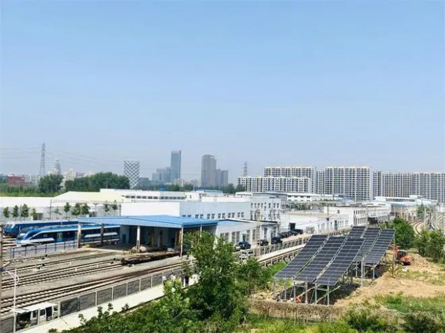 全國首個！英利集團“光伏+鐵路”示范項目順利并網