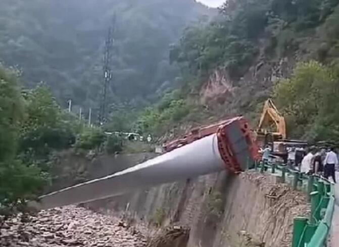陜西寶雞隴縣:80米風電扇葉運輸車歪倒,正救援