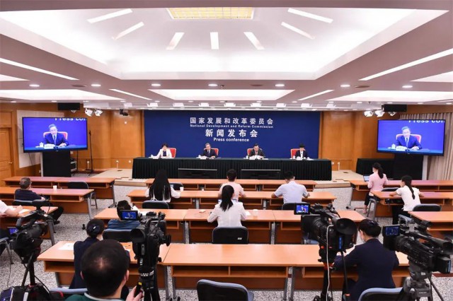 發改委：我國新能源產業全球領先，為全球市場提供超過70%的光伏組件