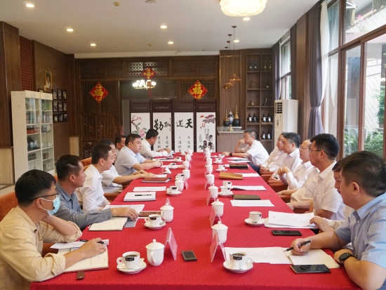 中國(guó)電建黨委常委、副總經(jīng)理徐鵬程與海南萬(wàn)寧市委書記蓋文啟、市長(zhǎng)王三防座談