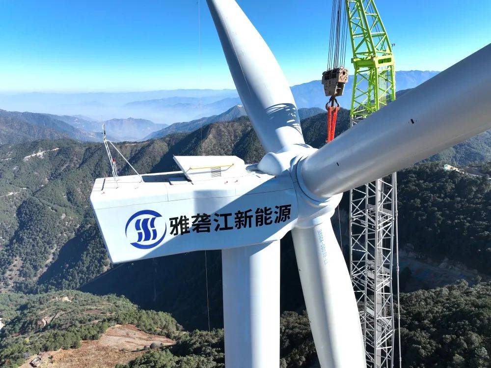 中聯重科起重機臘巴山風電項目圓滿首吊!