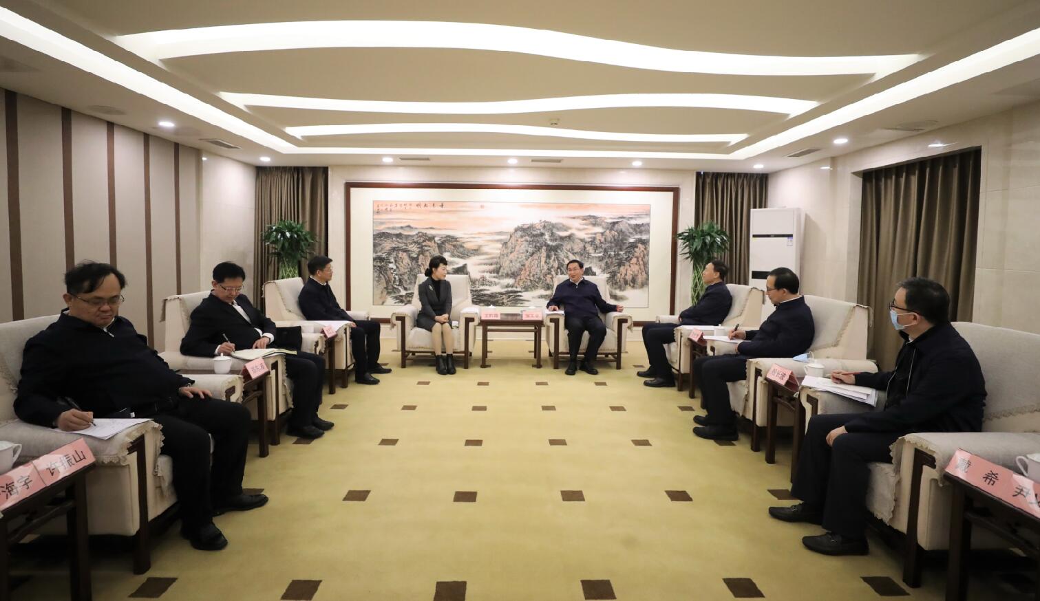 張玉卓會見內蒙古自治區政府主要負責同志