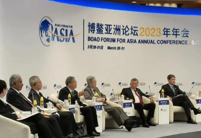 央行行長易綱：實現碳達峰碳中和需要“胡蘿卜+大棒”