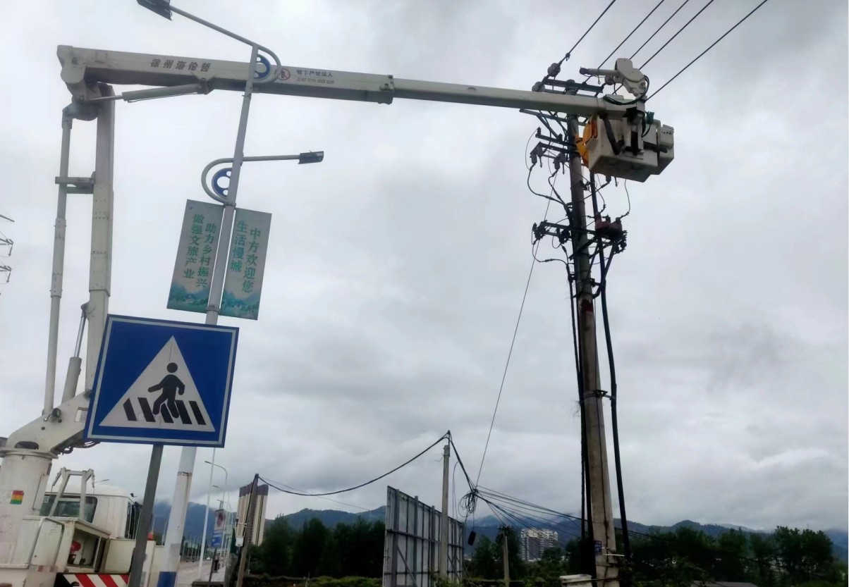 國網中方縣供電公司：帶電搭火優服務 能帶不停保供電