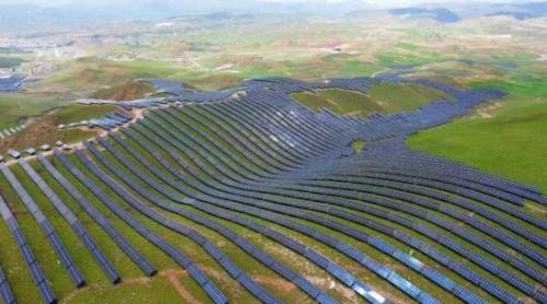 甘肅省合作市60兆瓦"牧光互補"項目全容量并網發電