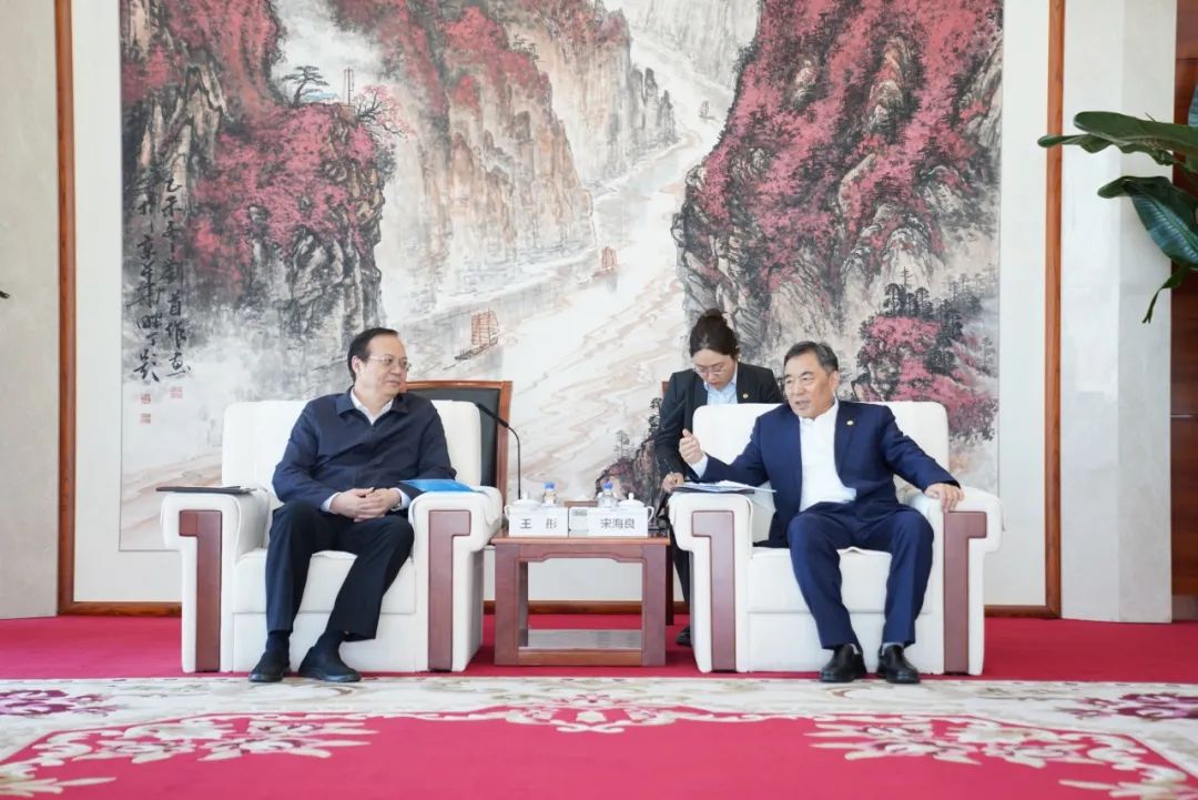 中國(guó)能建黨委書記、董事長(zhǎng)宋海良與歐洲自然科學(xué)院院士、中國(guó)發(fā)展研究院院長(zhǎng)王彤會(huì)談