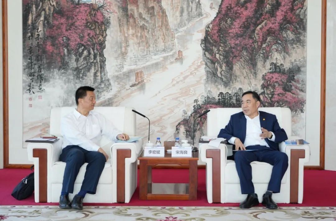 中國能建黨委書記、董事長宋海良與新疆住建廳黨組書記、副廳長李宏斌會談