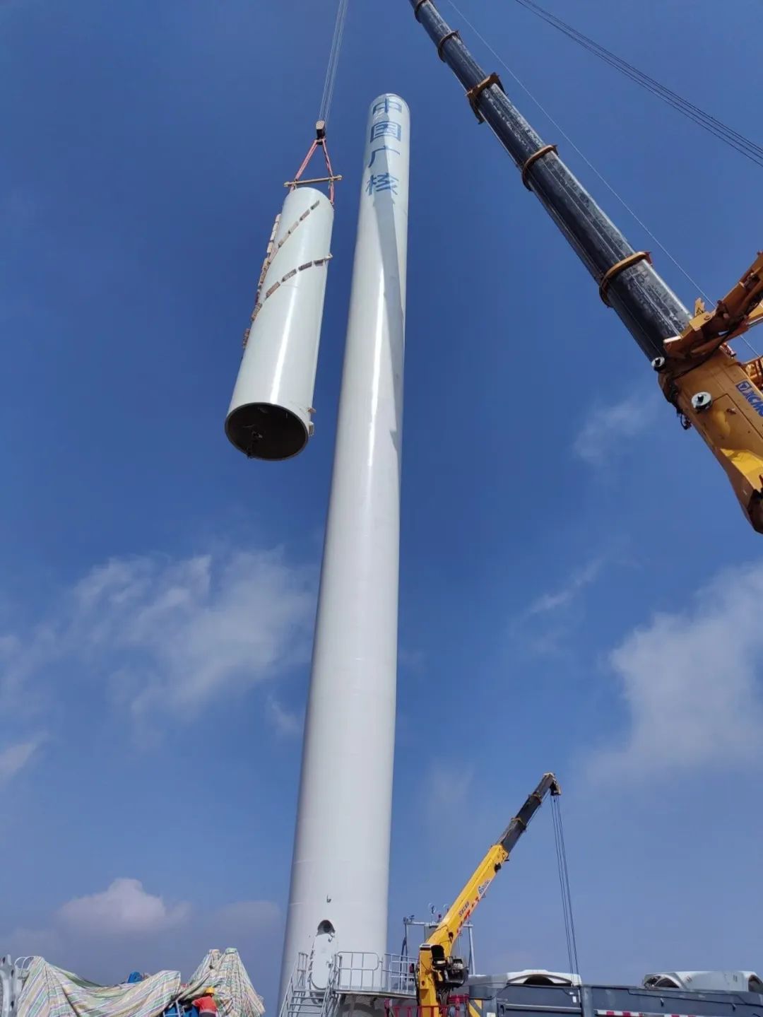 云南宣威文興480兆瓦風(fēng)電項(xiàng)目(南片區(qū))塔筒順利吊裝完成