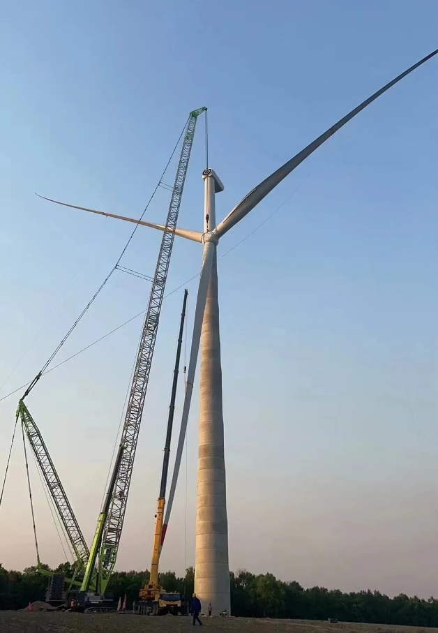 遜克縣寶山鄉重電200MW首臺風機吊裝成功