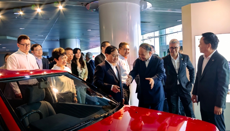 工業和信息化部部長金壯龍會見馬來西亞投資、貿易和工業部部長東姑·扎夫魯