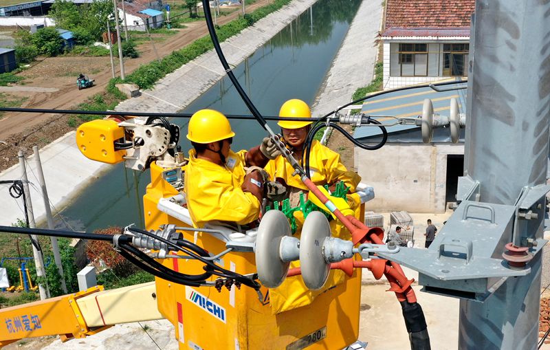 國網江蘇電力睢寧縣供電公司:鏖戰“秋老虎”消缺保供電