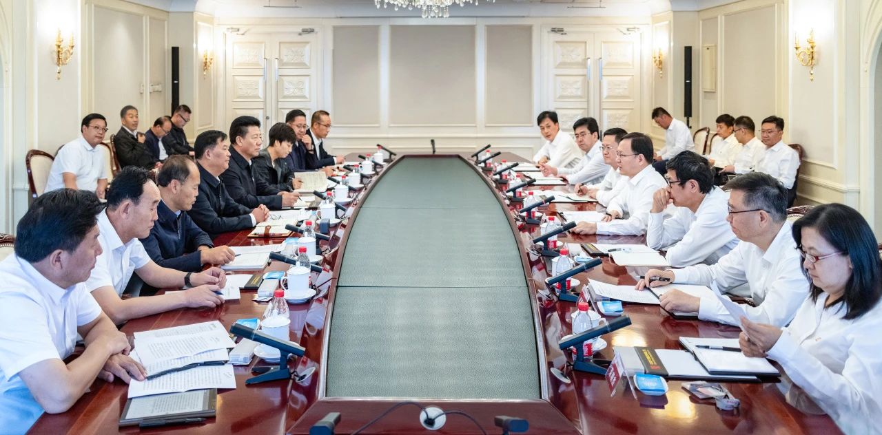 大唐集團(tuán)總經(jīng)理、黨組副書記張傳江與青海省海南州委書記呂剛、州長尕瑪朋措會(huì)談