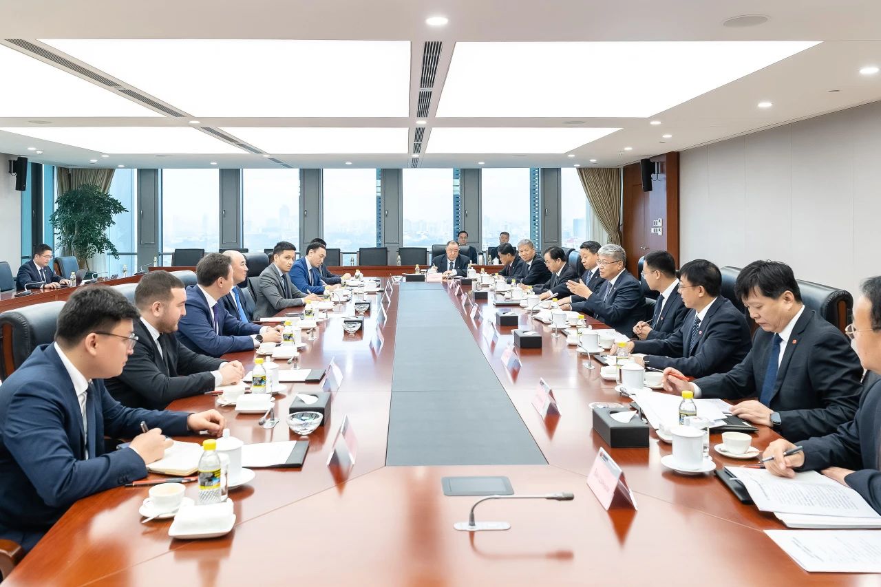 國家能源集團董事長劉國躍與哈薩克斯坦工業和建設部部長沙爾拉帕耶夫·哈納特舉行會談