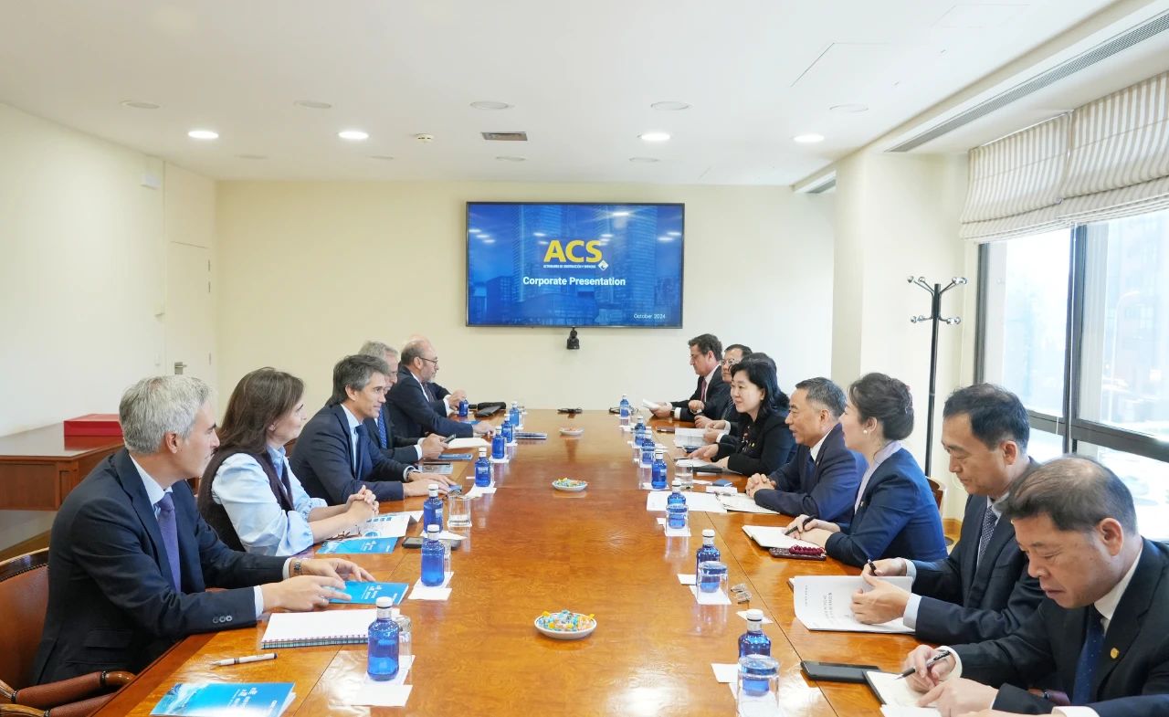 中國能建黨委書記、董事長宋海良與西班牙ACS公司首席執行官胡安·桑塔馬里亞會談