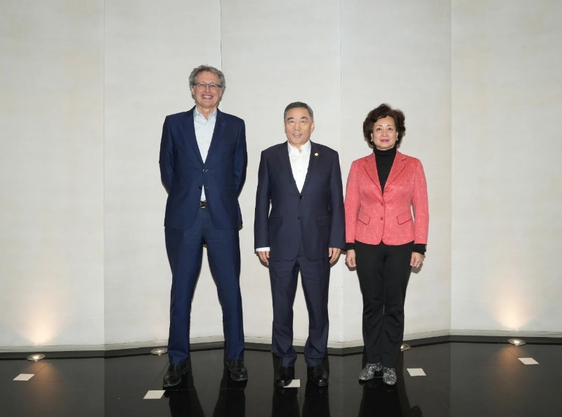 中國能建黨委書記、董事長宋海良與西班牙中國會創始會長陳弘夫婦會談