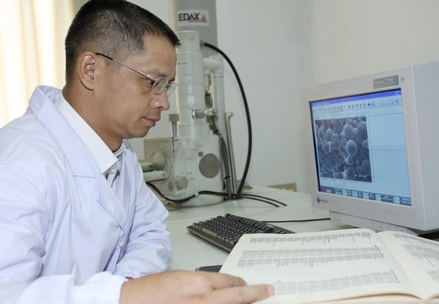 鐘發平：甘當“鋪路石”的儲能“老兵”