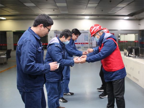 情暖元宵 心系一線——陜煤石電開展元宵節送湯圓活動