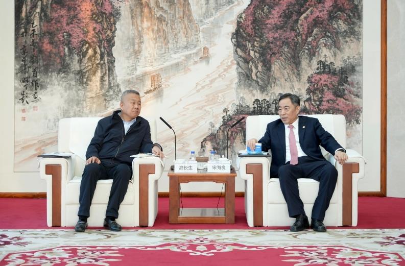 中國能建黨委書記、董事長宋海良與山東發展集團黨委書記、董事長高長生會談