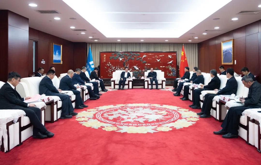 華電集團董事長、黨組書記江毅與特變電工黨委書記、董事長張新舉行會談