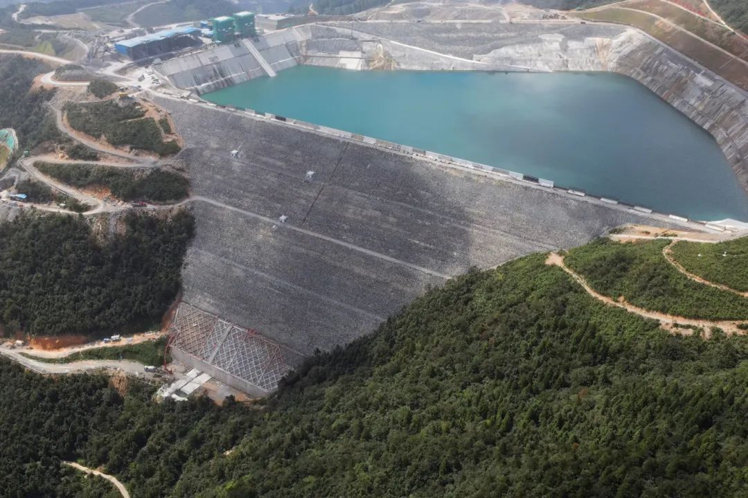 天臺抽水蓄能電站 國內(nèi)首次大規(guī)模應(yīng)用1000兆帕級高強(qiáng)鋼壓力鋼管安裝成功